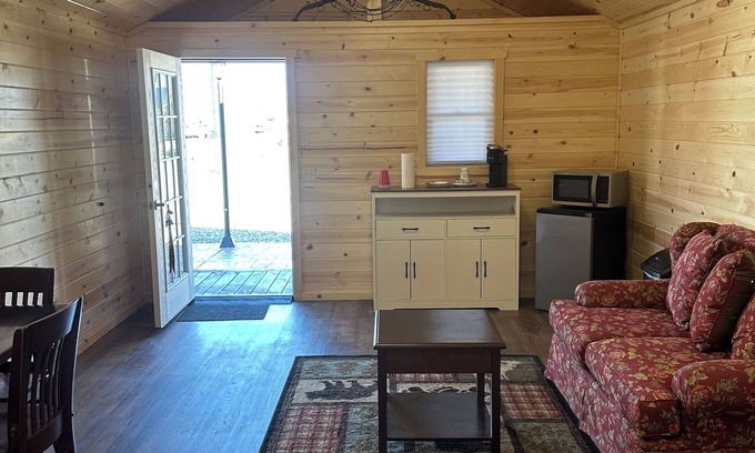 Reed Point Cabin | Cabin 1 in peaceful Reed Point 3 minutes from Yellowstone River
