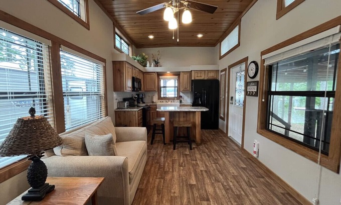 Hemphill House | Cabin 11 · Waterfront Tiny Home with Amazing Views, King Bed, Deck,