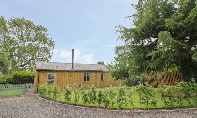 Rugeley Cottage | Cabin ∙ 2 bedrooms ∙ 4 guests