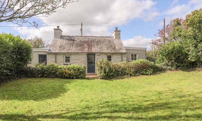 Bodorgan Cottage | Cabin ∙ 2 bedrooms ∙ 4 guests