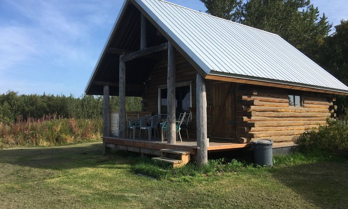 Kenai Cabin | CABIN BY THE BLUFF OF KENAI RIVER WITH MOUNTAIN VIEW