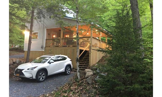 Old Forge Cabin | Cabin close to town with lake access & hot tub