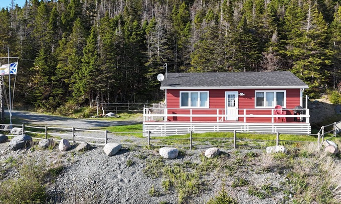 Fermeuse Cabin | Cabin Harbour View + Sitting Area + Fire Pit + BBQ