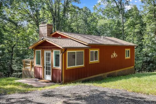 Bergton Ski Chalet | Cabin, Hot Tub, Firepit, Grill, Wifi, Dog-Friendly