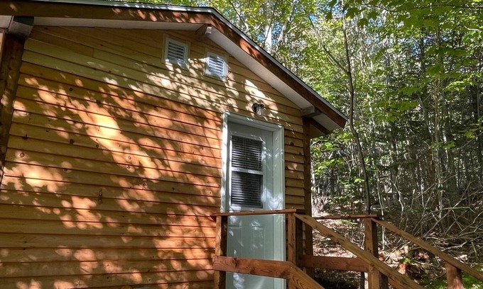 Inverness County Cabin | Cabin on Cabot Trail, with Queen Bed, Kitchen & Bathroom. 20 mins from Baddeck.