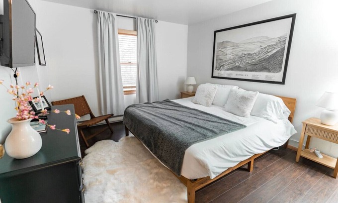 Hunter Cabin | Cabin on Mtn, Seasonal Pool Access w Panoramic Views! Hike, Golf, Swim, Recharge
