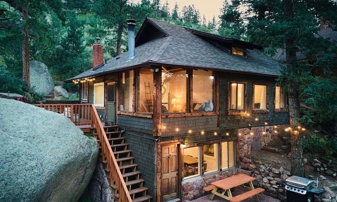 Cascade Cabin | Cabin on Pikes Peak, Hot tub, Walk to Wine + Food
