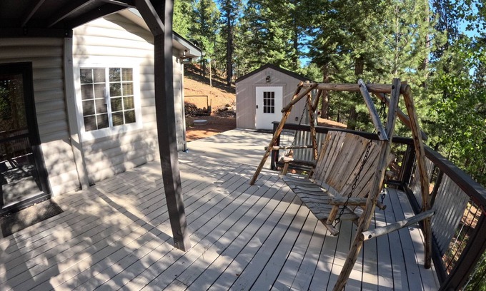 Rainbow Valley Cabin | Cabin Pet-Friendly with 2 King Beds and Deck Near Pikes Peak