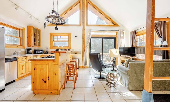 Minturn House | Cabin-Style Ski Home in Minturn with Private Deck