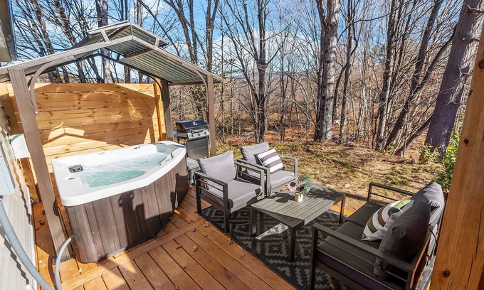 Thornton Cabin | Cabin W/Private Hot tub,PetFriendly, Fire pit 10min Loon mtn & owls Nest Resort