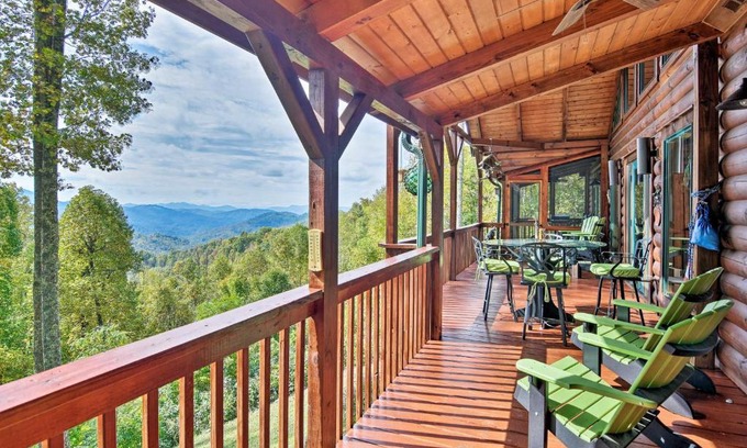 Sylva House | Cabin with BBQ and Games - Walk to Blue Ridge Parkway!