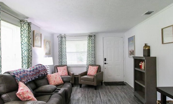 Pooler House | Cake Bungalow*Pet Friendly*Minutes from I-95