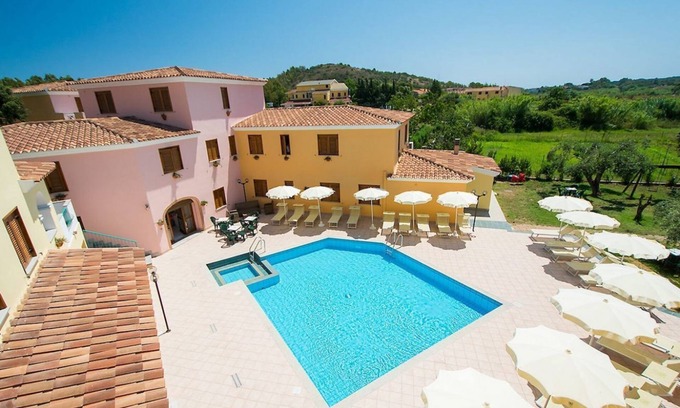 Sos Alinos Apartment | Cala Viola Two-room apartment sleeps 4, pool, A.C
