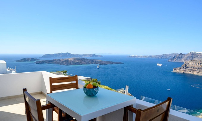 Megalochori House | Caldera St. Spectacular view of Santorini's caldera