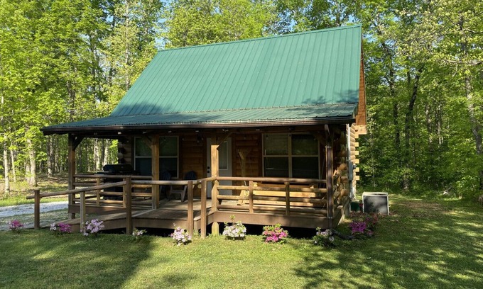 Monteagle Cabin | Calming Cabin: Peaceful | Country Chic | Hikes, Waterfalls, The Caverns Nearby
