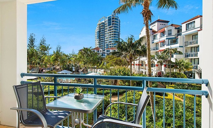 Coolangatta Apartment | Calypso Plaza Resort Unit 215 Motel Style room on Coolangatta beachfront with Wi-Fi Inc.