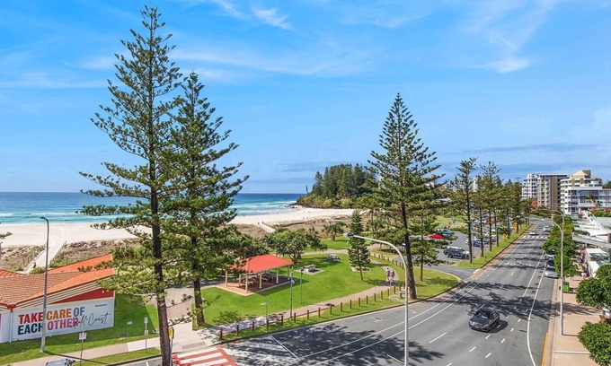 Coolangatta Apartment | Calypso Plaza Resort Unit 462 Resort style complex on the beachfront in the heart of Coolangatta