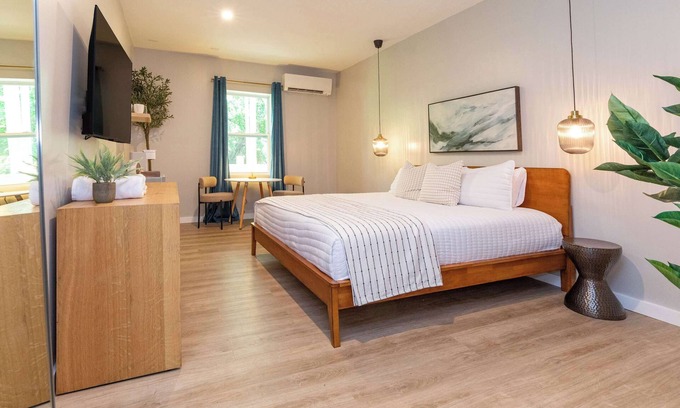 Maggie Valley Apartment | Camellia Deluxe King Studio at The Dogwood