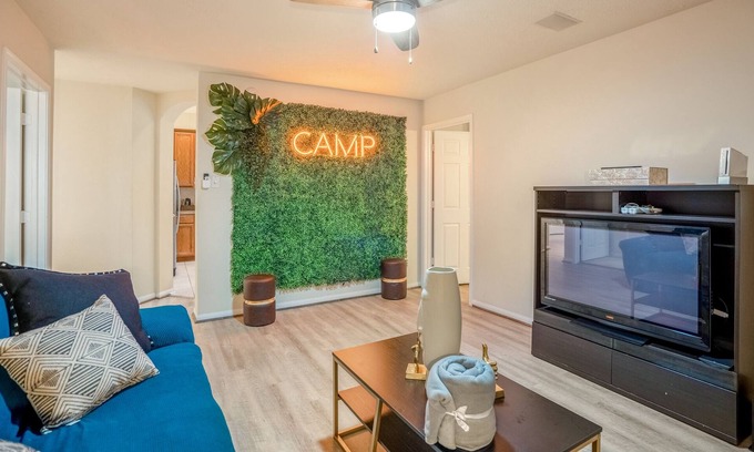 Houston House | Camp out in Htx. Sleeps 9, near - IAH & Spring