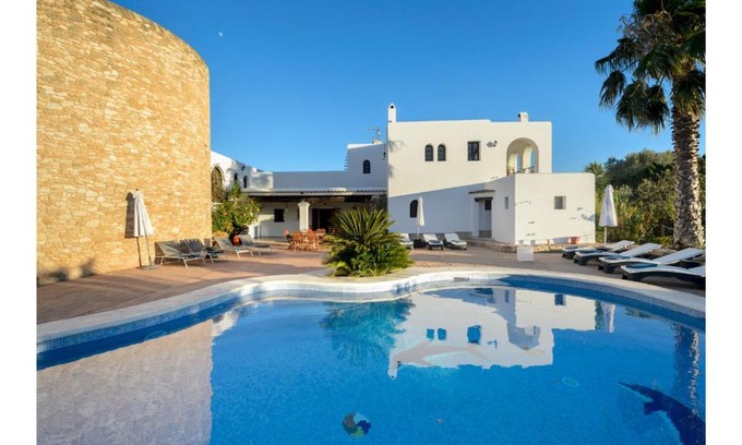 San Antonio Bay Villa | Can Mestre is a huge Villa with stunning sunset views near to San Antonio