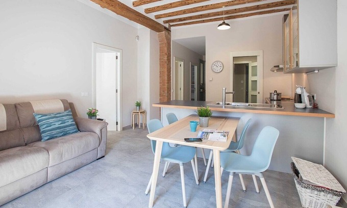 Ripoll Apartment | Can Salvans, Apartamento de diseño en zona tranquila cerca de la estación de ferrocarril