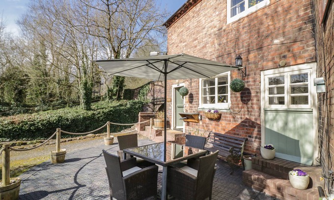 Jackfield Cottage | CANAL COTTAGE, romantic, character holiday cottage in Coalport