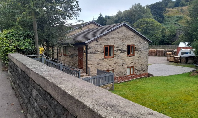 Walsden Cottage | CANAL VIEW, pet friendly, with a garden in Todmorden