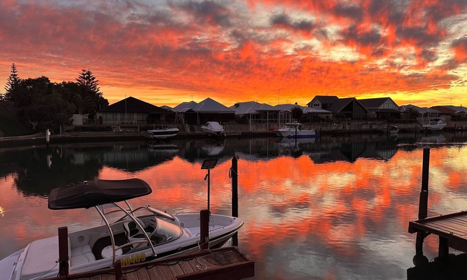 Halls Head House | Canal Views - accommodation in Halls Head, Mandurah: dolphins, sunrises and more