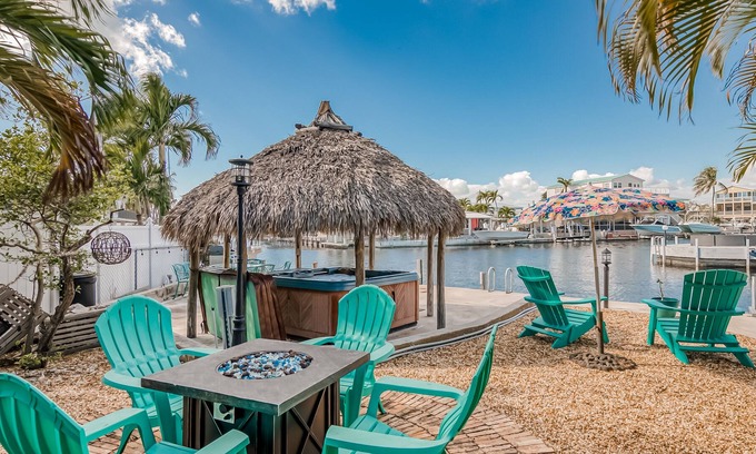 Cross Key Waterways House | Canalfront, Dog-Friendly Home with Dock, Private Hot Tub, and High-Speed WiFi