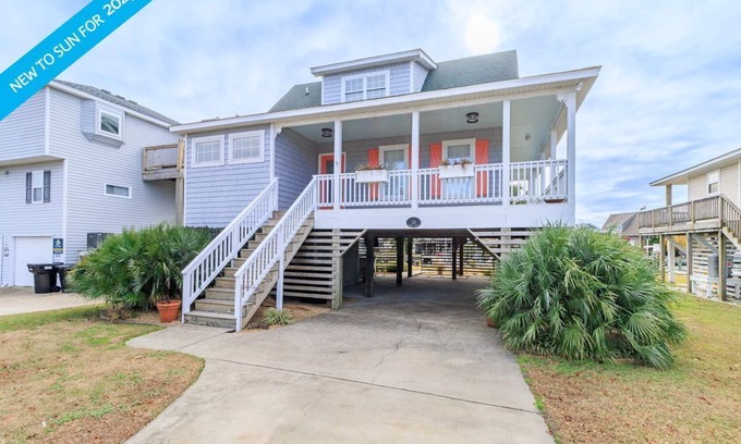 Colington Harbour House | Canalfront home w/wraparound decks and community amenities!
