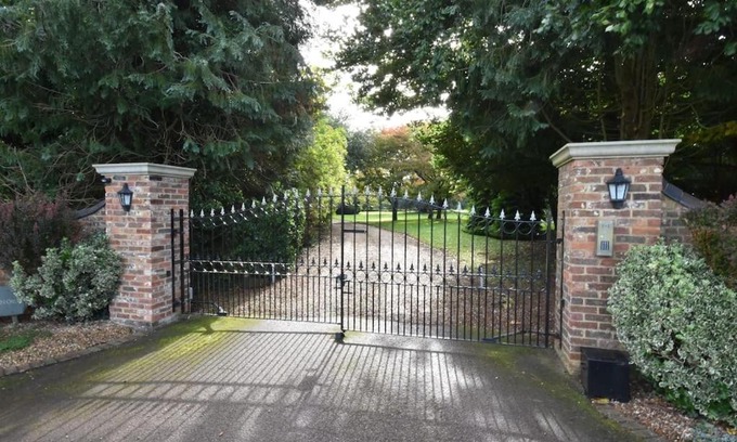 Grasby House | Canalside Manor House Annexe with Secure Parking
