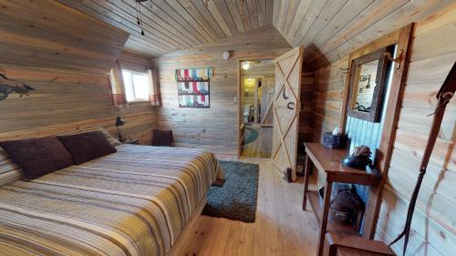 Monticello House | Canyonlands Barn Cabin with Loft, Full Kitchen, Dining Area for Large Groups