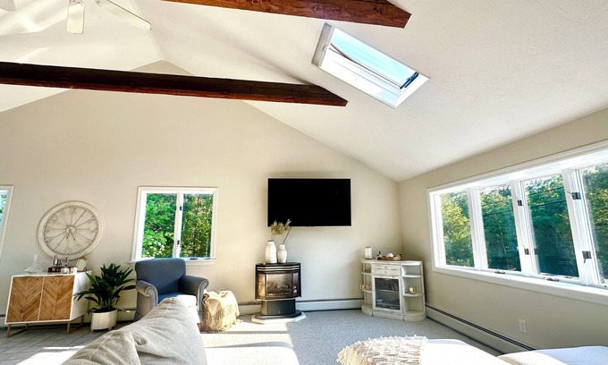 Bourne House | Cape Cod Beach House. 5 minute WALK to beach w/gas firepit and Central AC!
