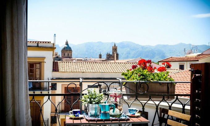 Monte di Pieta Apartment | Cape House: Beautiful Apartment in the heart of the Historic City Center
