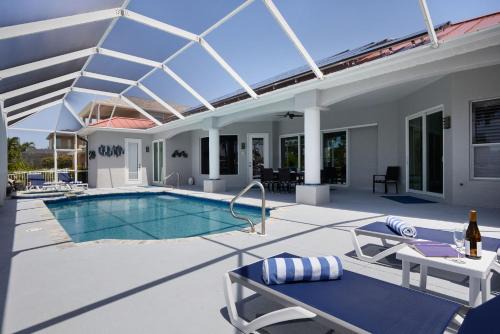 Caloosahatchee House | Cape Serenity- Luxury Waterfront Villa with Kayaks and Bikes