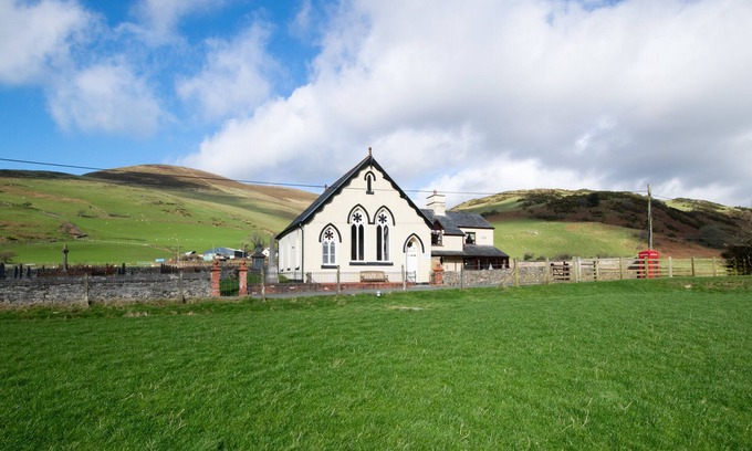 Cwrt House | Capel Maethlon - Three Bedroom House, Sleeps 6