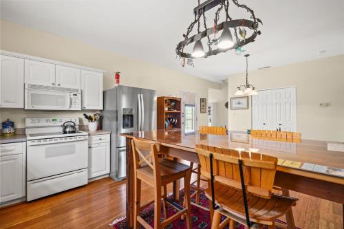 Capeville House | Capeville Cottage - modern comfort close to Cape Charles!