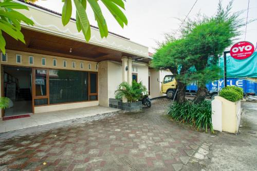 Padang Hotel | Capital O 90643 Suri Guest House Syariah