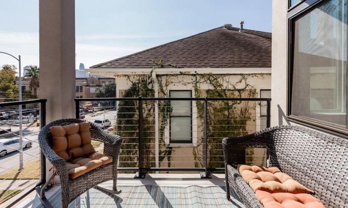 West End House | Capitol View Condos by One Fine Bnb - Paramount