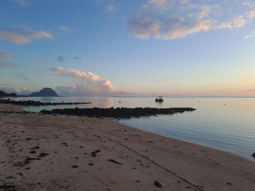 La Mivoie Apartment | CAPLAGE - BEACHFRONT GROUND FLOOR APARTMENT in TAMARIN