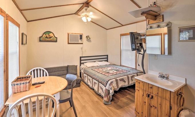 Chico Cabin | 'Captain's Quarters' Cabin: Private Fire Pit!