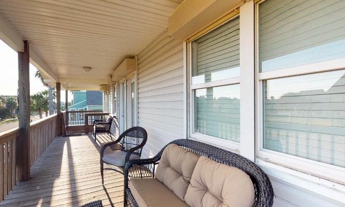 Pirates Beach House | Captain's Quarters