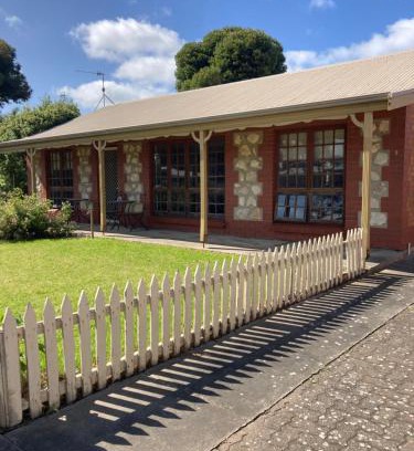 Goolwa House | Captains Cottage - Pet Friendly Breakfast Included