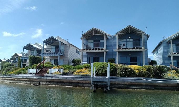 Paynesville House | Captains Cove Resort - 🌊 Waterfront Apartment ⚓