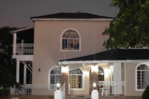 Mangochi Hotel | Captains Villa - where Lake Malawi and Shire River meet, historical hotel at waterfront next to the Lake Museum in Mangochi Town