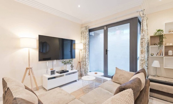 North Wall Apartment | Captivating 2-Bed Apartment in Dublin 1