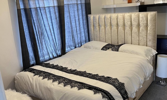 Stanley House | Captivating 4-bed House in Wakefield