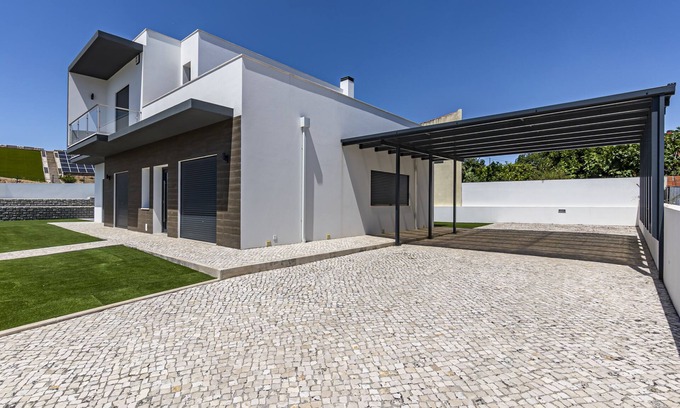 Cadaval House | Captivating 4-Bed House in Cadaval district-Lisbon