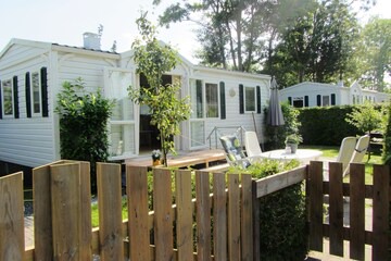 Tzummarum Villa | Captivating chalet with a microwave, near the Wadden Sea