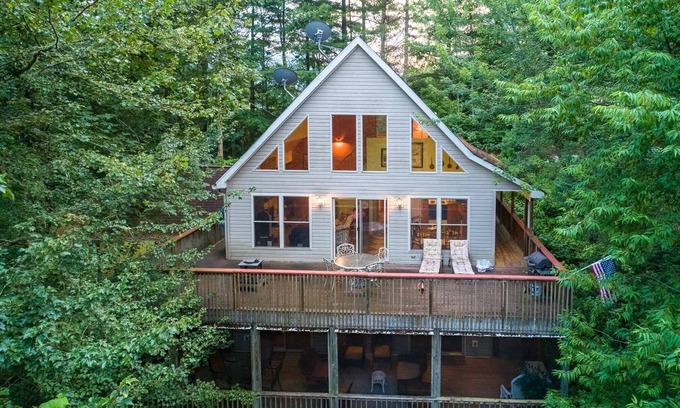 Cullowhee House | Caribou Lodge: Three Story Custom Mountain Home just Minutes from Lake Glenville Boating
